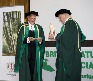 Sir David Attenborough receiving PScottMem Award from RT 2007 LA ei.jpg