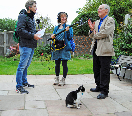 Roger Tabor talking with Melanie Brown & Cathy Edwards & Scrumpy BBC World Service CrowdScience Oct2021 pic Jo Barraclough eei.jpg